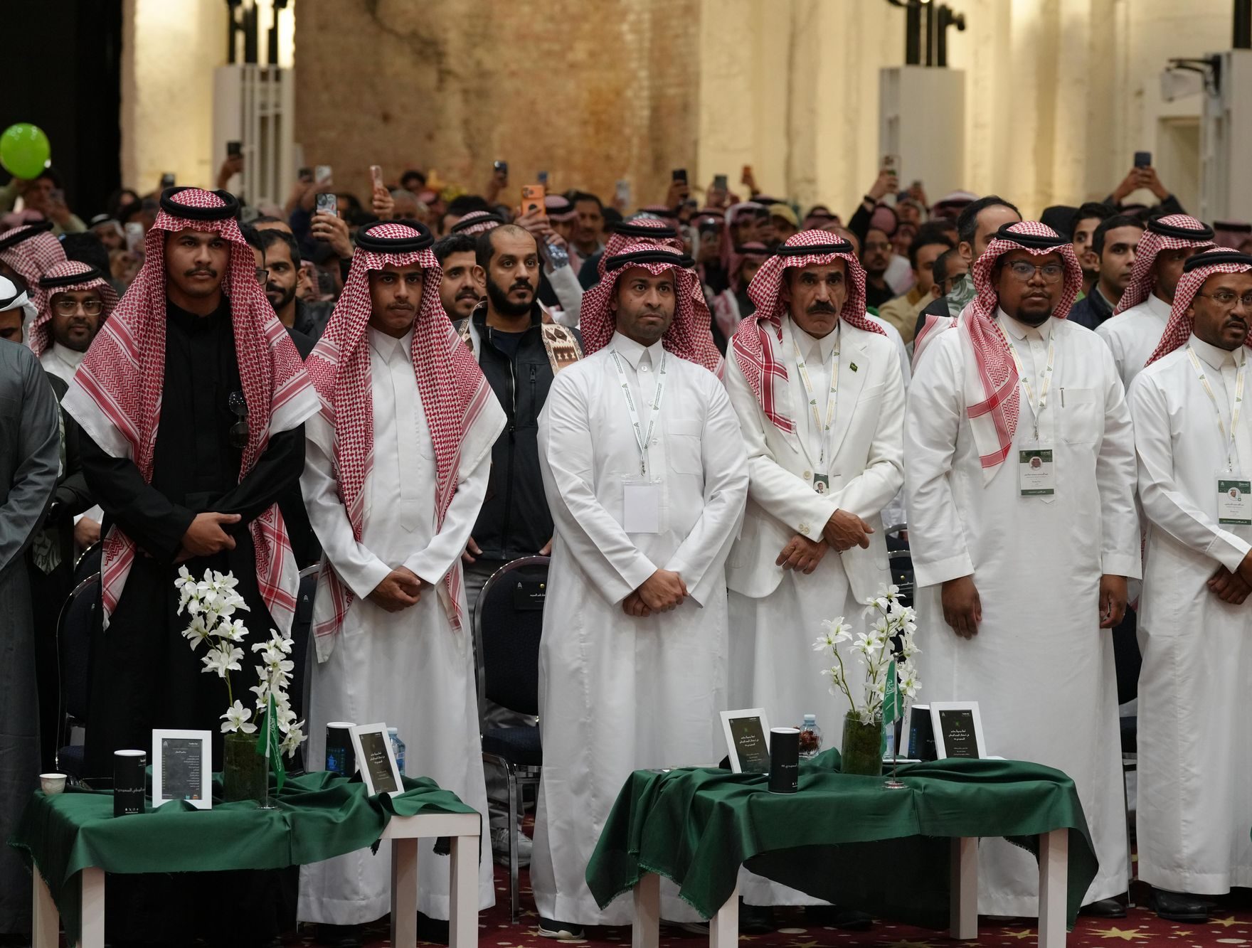 الضيوف الرسميون مع رئيس النادي عبدالمحسن سادس
