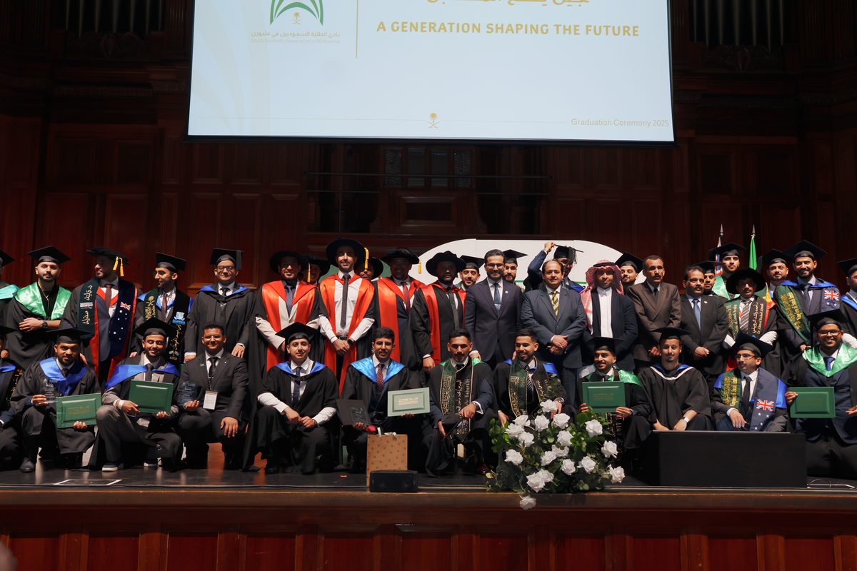 خريجو 2025 مع ضيوف الحفل على مسرح Melbourne Town Hall