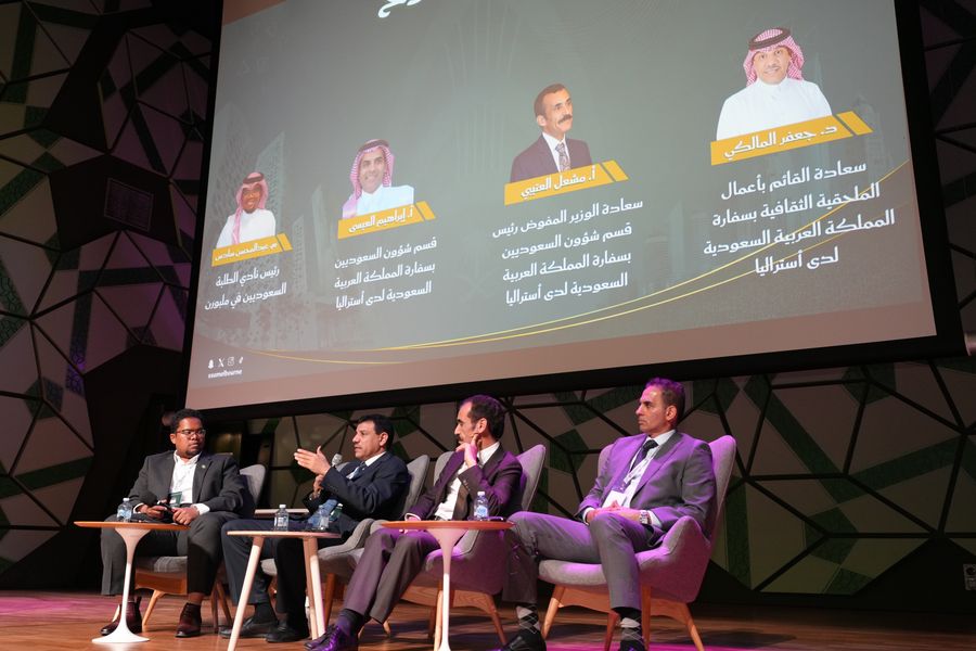 الحوار المفتوح مع القائم بأعمال الملحقية الثقافية آنذاك د. جعفر المالكي والوزير المفوض أ. مشعل العتيبي، وأداره رئيس النادي عبدالمحسن سادس