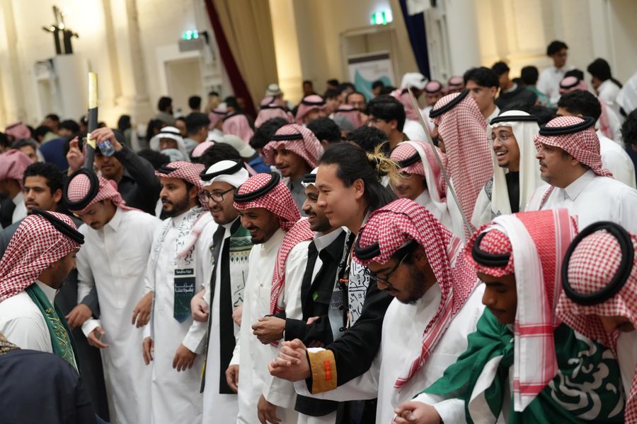 فرحة الحضور في ساحة العرضة