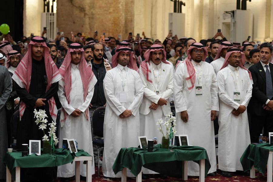 الضيوف الرسميون في افتتاح اليوم الوطني، ومعهم رئيس النادي عبدالمحسن سادس